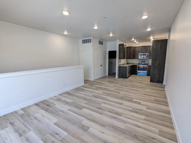 Building Photo - 1561 110