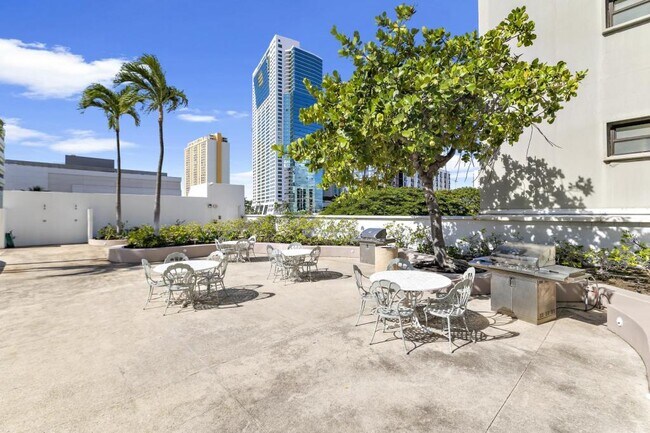 Building Photo - 1341 Kapiolani Blvd