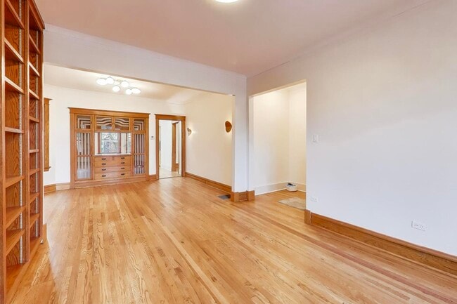 Building Photo - 2241 W Eastwood Ave