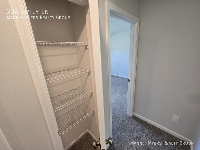 Building Photo - 224 Emily Ln