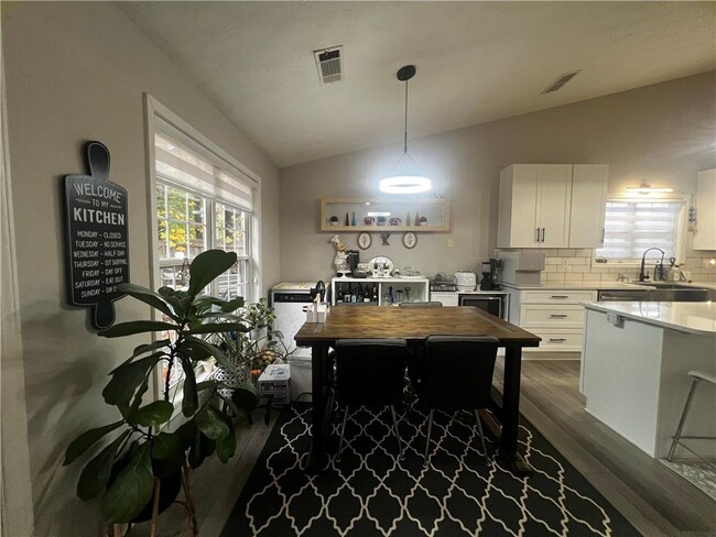 Building Photo - 130 Morning Glen Dr