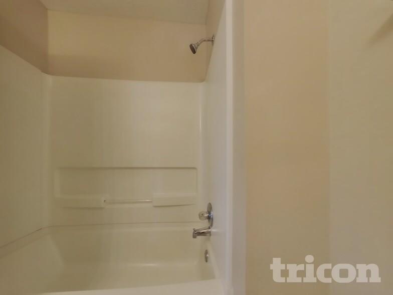 Building Photo - 1515 Olde Oak Dr