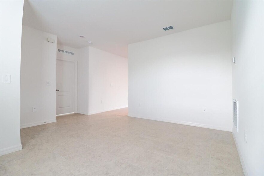 Building Photo - 2061 SE Mantua St