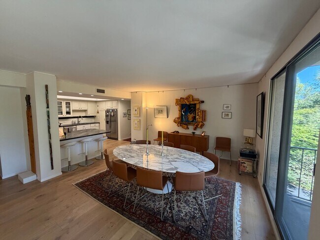 Building Photo - 3 bedroom | 2 bathroom | 4th floor condo in East Sacramento