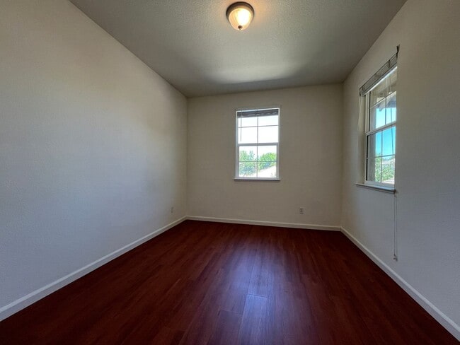 Building Photo - Spacious Folsom Parkway Home Near Park wit...
