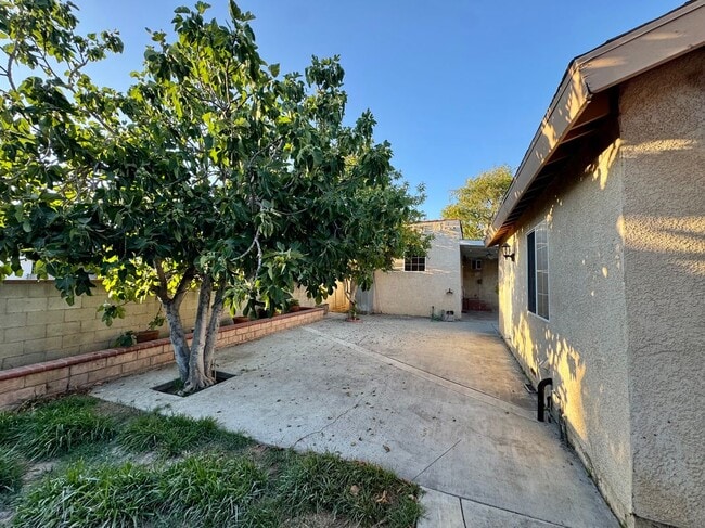 Building Photo - 825 San Marino Ave