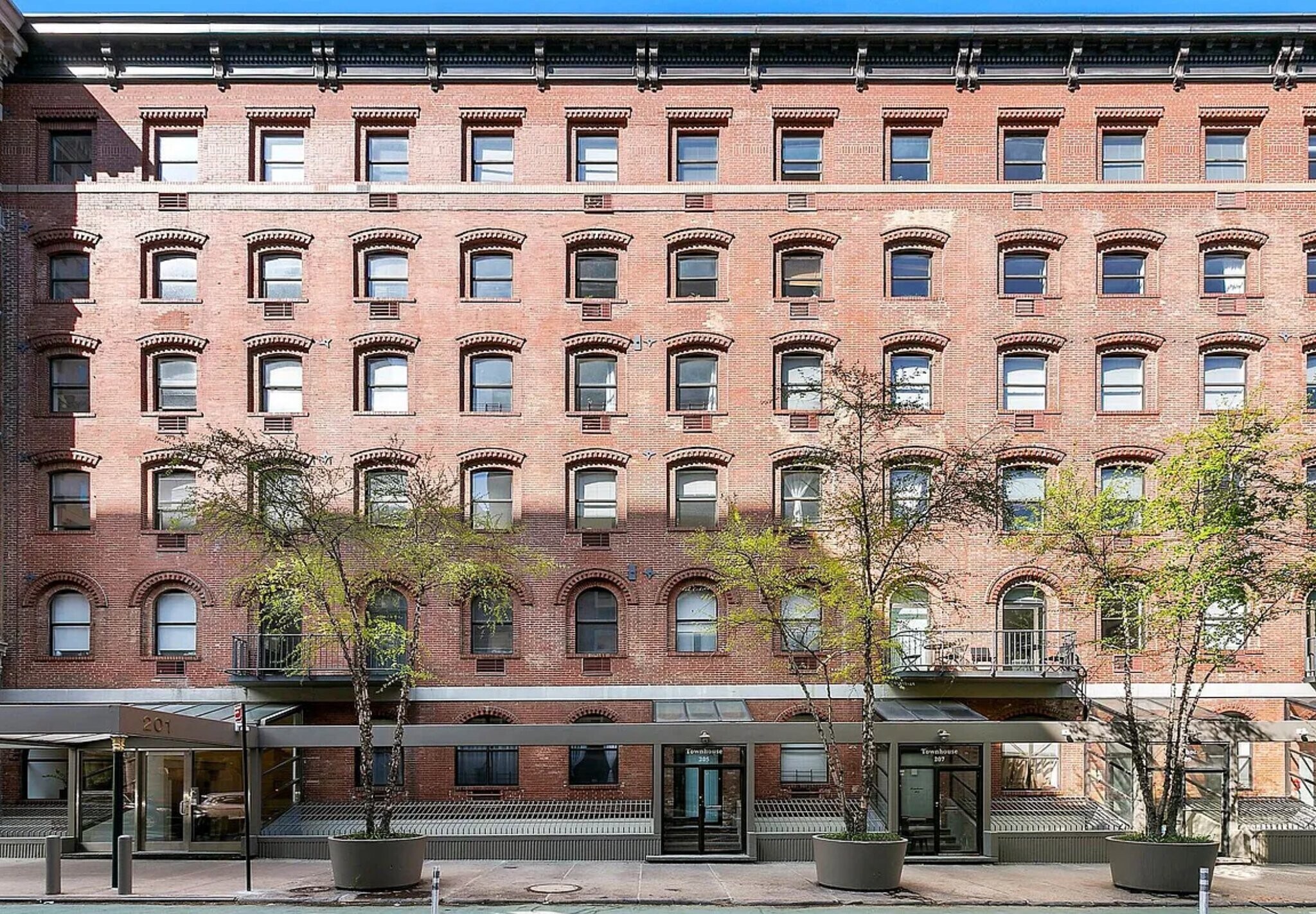 Building Photo - 201 E 12th St