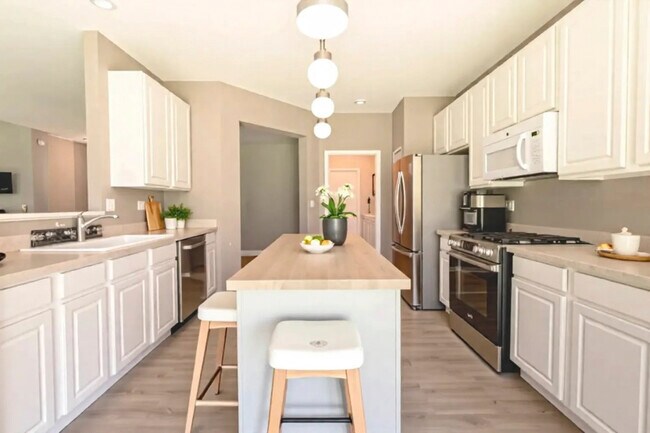 Building Photo - 12220 Peartree Way