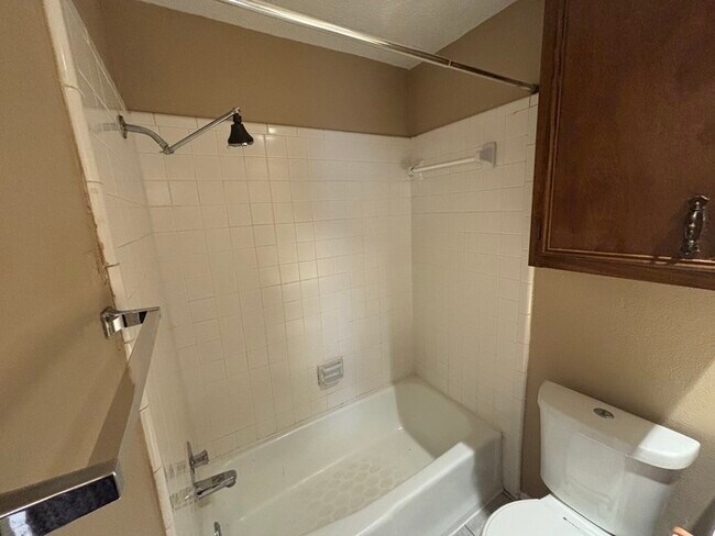 Building Photo - 1 bed 1 bath duplex unit