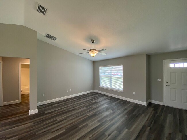 Building Photo - 13 Poplar Ln