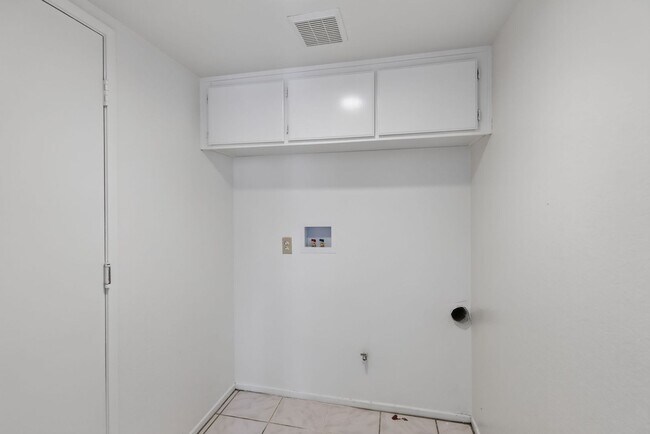 Building Photo - 7272 Foxcroft St