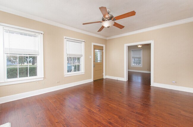 Building Photo - Spacious 4 Bed / 2 Bath Home with Garage & Fenced Backyard in Central Temple