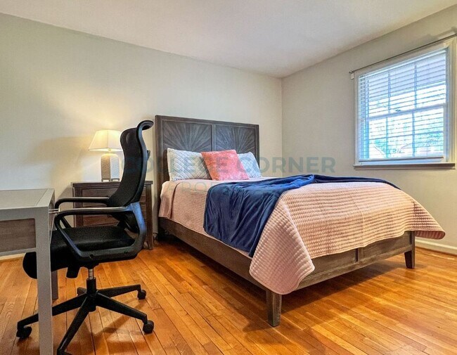 Building Photo - 830 Delmonte Dr NW