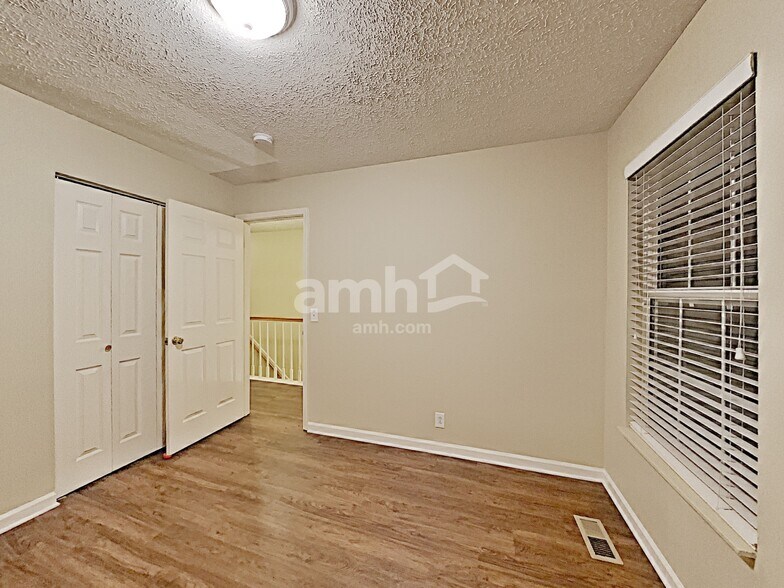 Building Photo - 3716 Creston Ct