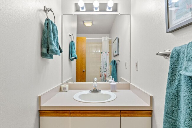 Building Photo - Flatiron View Retreat with Vaulted Ceilings & Private Balcony
