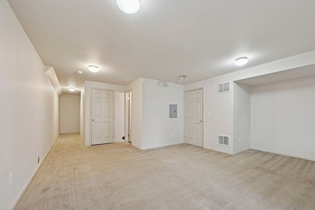 Building Photo - Wonderful End-unit townhome that backs to beautiful open space!