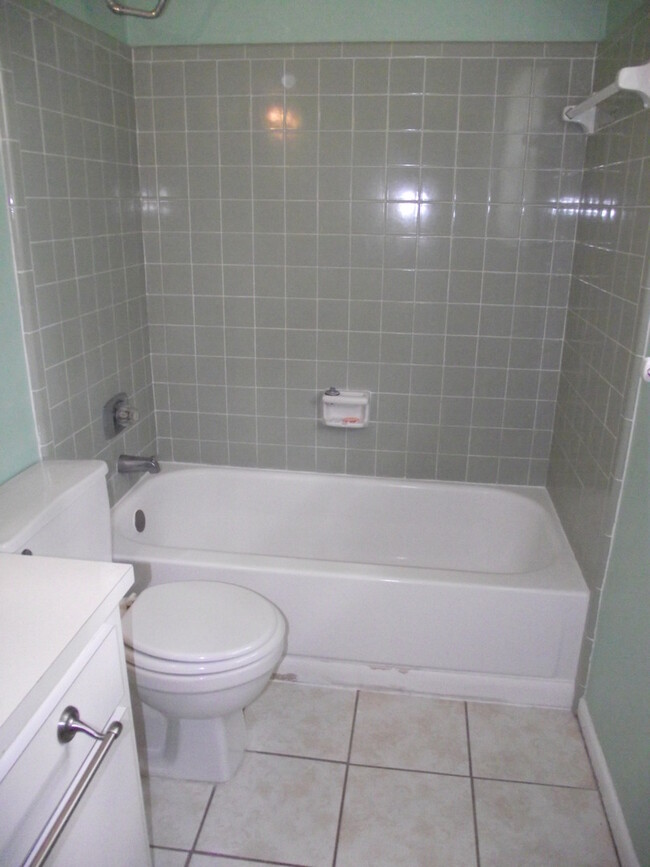 Building Photo - 3/2 house in convenient NW location!