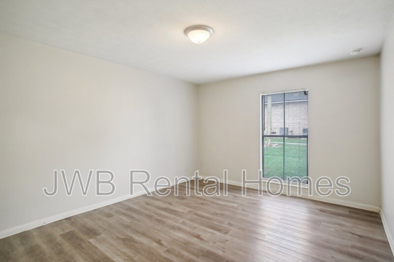 Building Photo - 909 Bert Rd