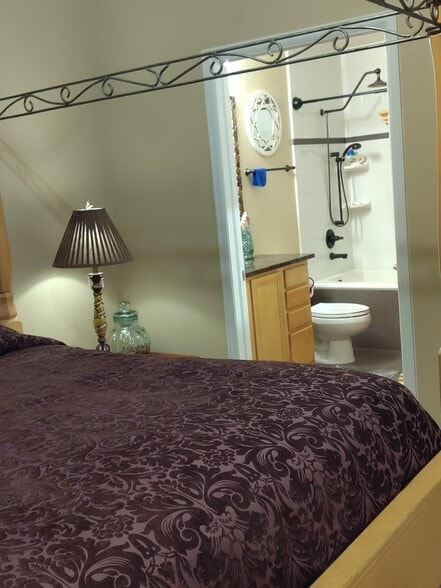 Flow into bathroom, master suite - 15475 Andrews Dr