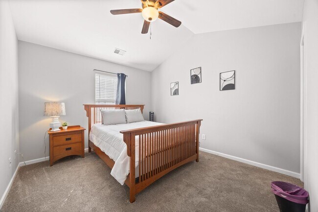 Building Photo - This immaculate 3-bed, 2.5 bath townhome in the Olde Stone Crossing community with the primary be...