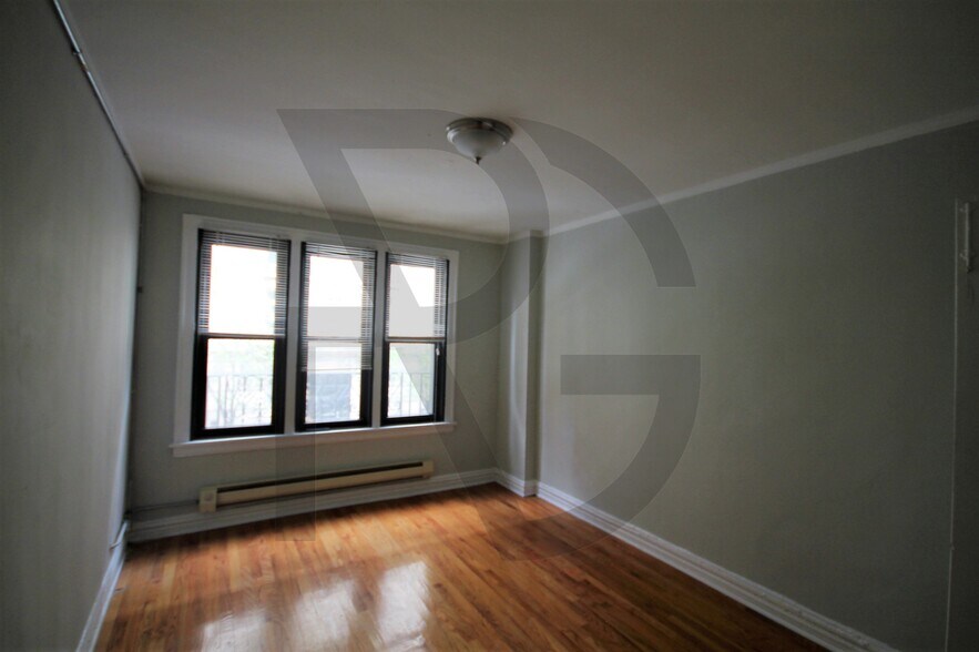 Building Photo - 429 W Roscoe St