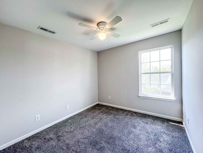 Building Photo - 3 Bed / 2.5 Bath Home with Fenced Backyard, Garage & Extra Storage