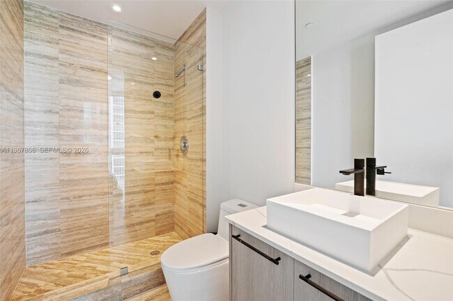 Building Photo - 15901 Collins Ave