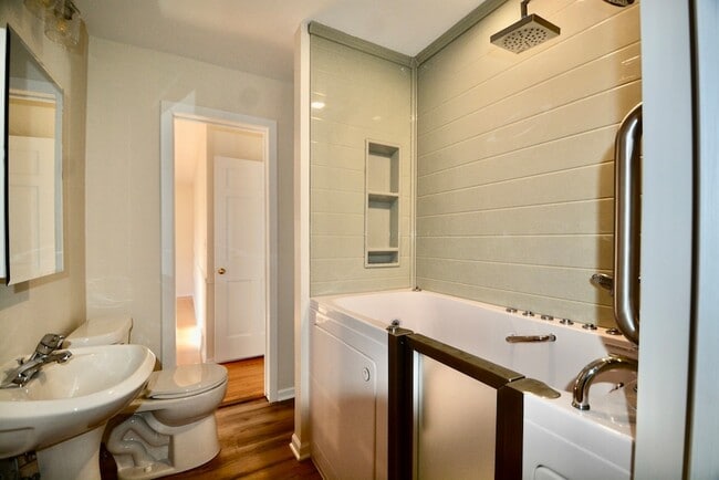 Building Photo - 609 Loomis St