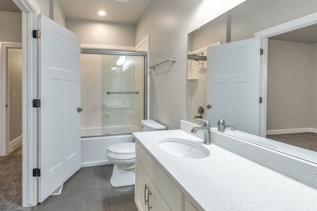 Building Photo - Spacious 4 Bed, 2 Bath Pet-Friendly Home with Central Air & 2-Car Garage! Available on July 6th!