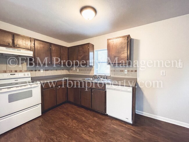 Building Photo - Beautiful 3 Bedroom, 2 Bathroom Home in En...