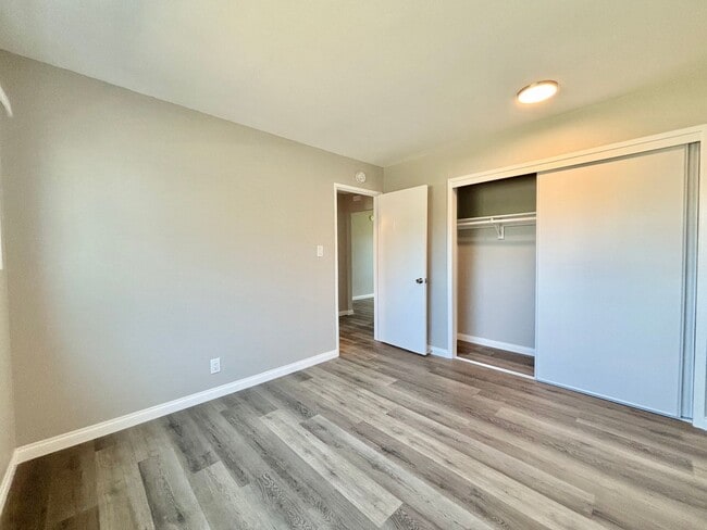 Building Photo - 920 W Cedar Ct