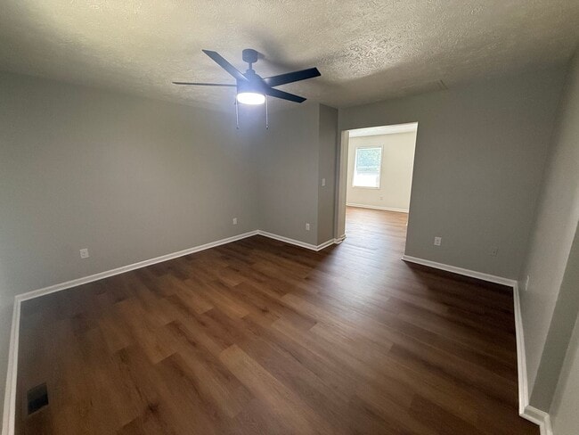 Building Photo - 449 Woodview Dr