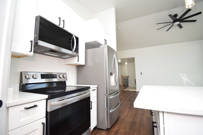 Building Photo - Newly Remodeled Magna Gem with New Appliances & Easy Freeway Access!!