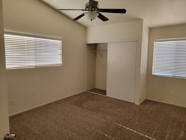 Building Photo - Single story Rosamond Home