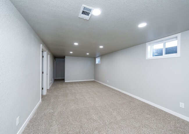 Building Photo - Newly Remodeled 5 Bed Home with Huge Yard