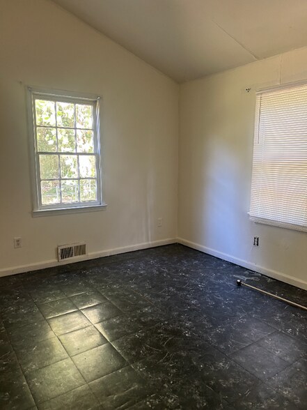 Building Photo - 2132 Donald Lee Hollowell Pkwy NW