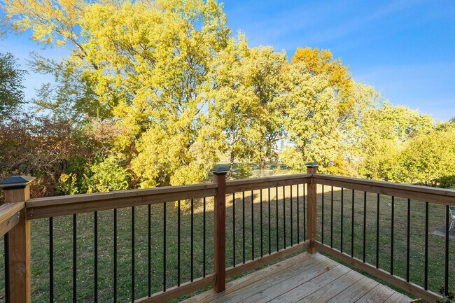 Building Photo - Just Listed! Step into one of the Northland’s most conveniently located gems!