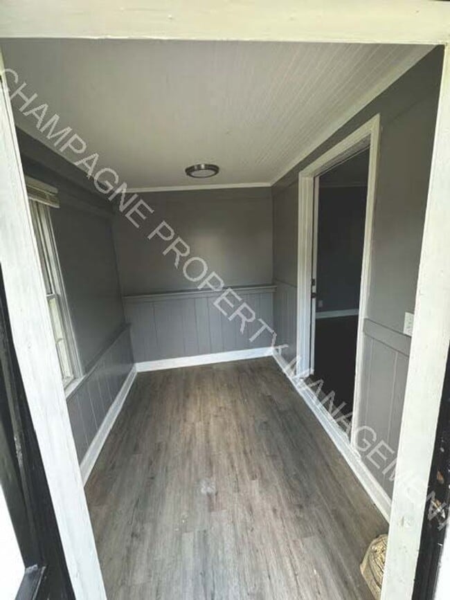Building Photo - Fully updated home in KC