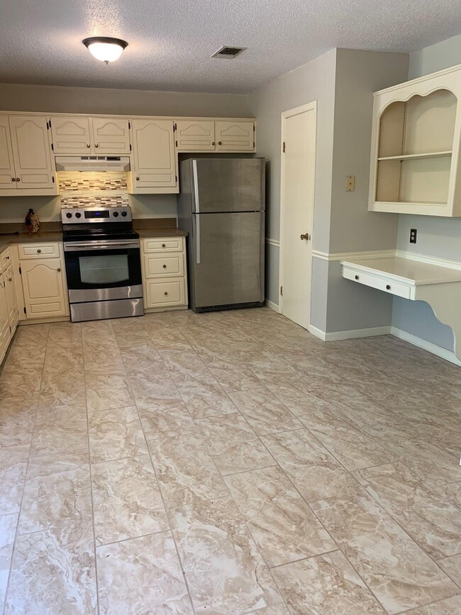 Building Photo - 2314 Peach Tree Dr