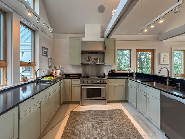 Building Photo - 52 Shorehaven Rd