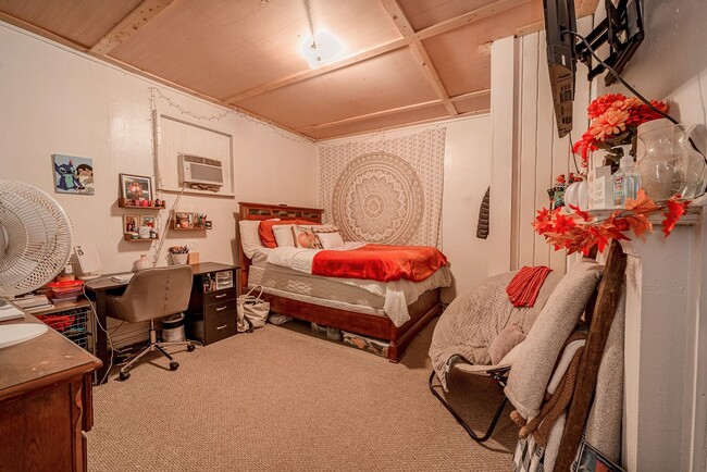 Building Photo - 3 Bedroom/ 1.5 Bathroom House -Near WVU Ma...