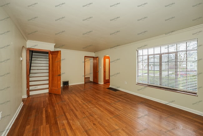 Building Photo - 84 Hartman St