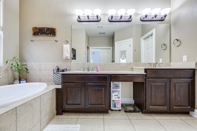 Building Photo - 4 Bedroom/3 Bathroom  Aviara Subdivision
