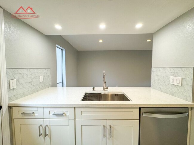 Building Photo - 236 Red Oak Dr E