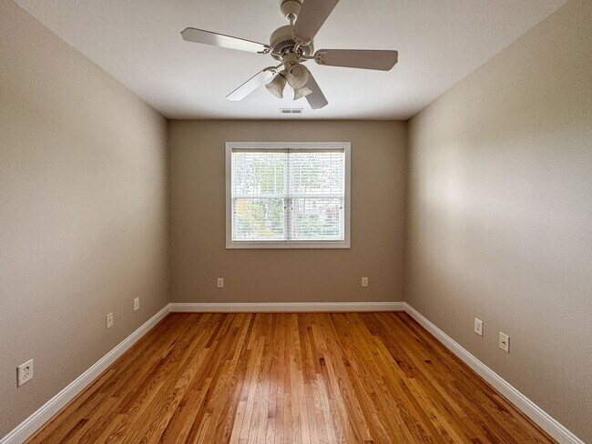 Building Photo - 5 Bedroom Home in Gated Golf Course Community