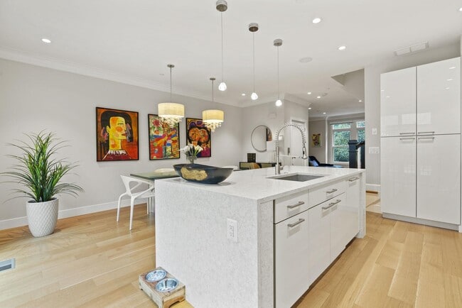 Building Photo - 1520 16th Ct N