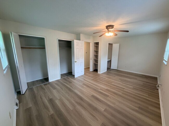 Building Photo - 845 Middle Dr
