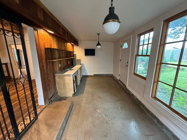 Building Photo - Charming For Lease Opportunity in Historic Carlton Place!