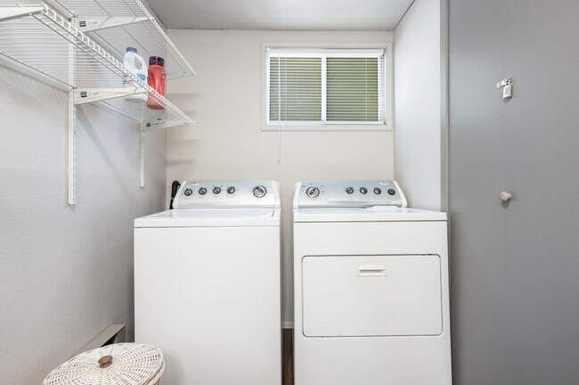 Building Photo - Westside 2BD Duplex