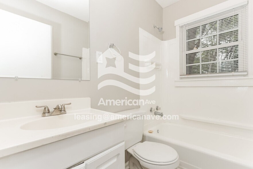 Building Photo - 214 Evergreen St